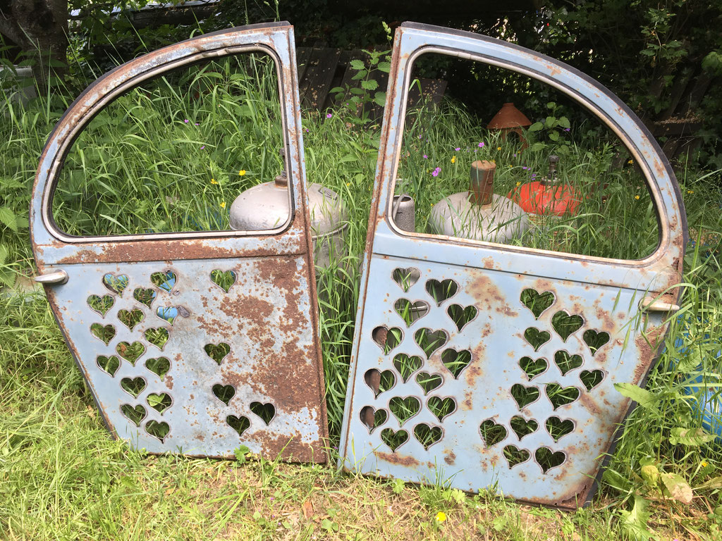 Deux portières de 2CV sculptées