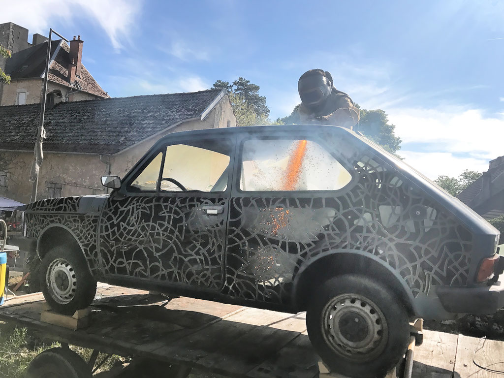 Sculpture en cours d'une voiture, ici une Fiat 127