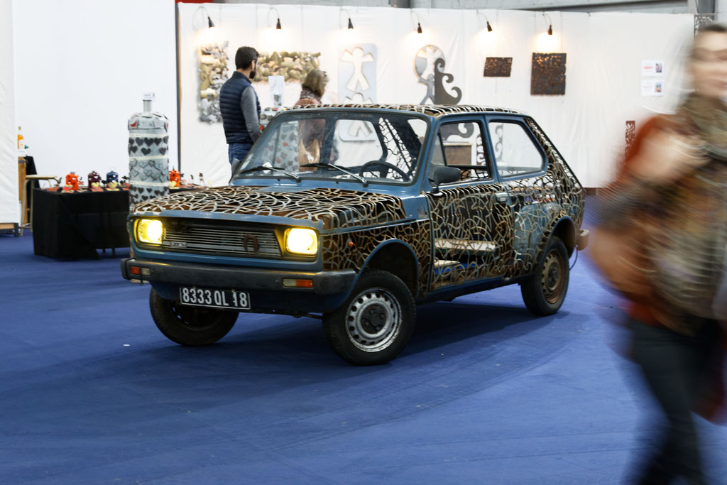 Fiat 127 entièrement sculptée présentée sur un salon