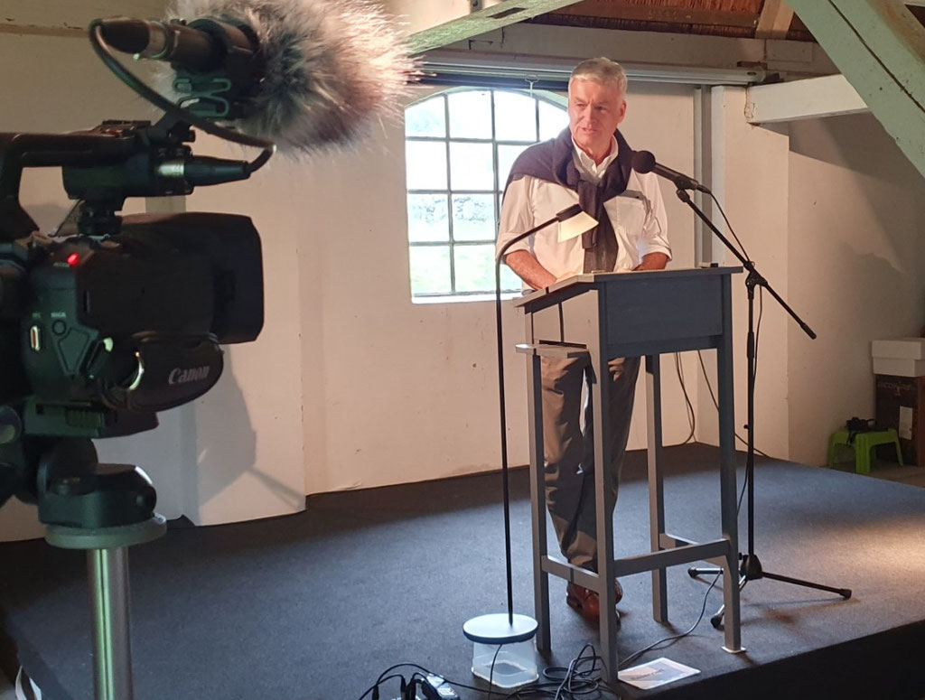 Vernissage Ausstellung Gisbert Jungermann (Am Mikrofon) / Gut Seekamp / 27.07.25 / Foto: Wolfgang Brammen