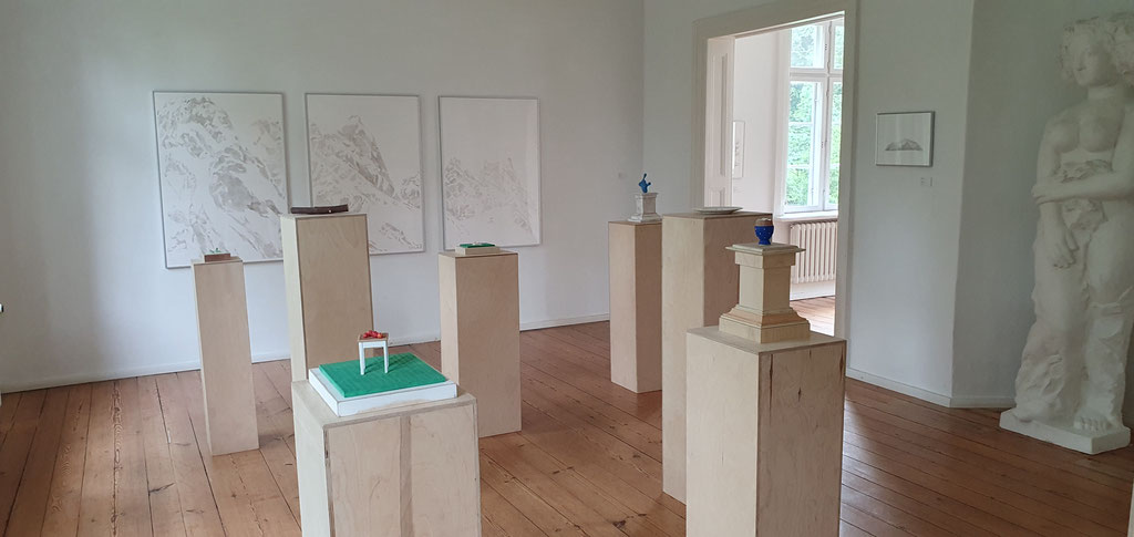 Ausstellung "Von Bohnen und Bergen" (Volker Tiemann u. Elke Schweigart) 01.06.25 /Gut Seekamp/ Fotograf: Wolfgang Brammen