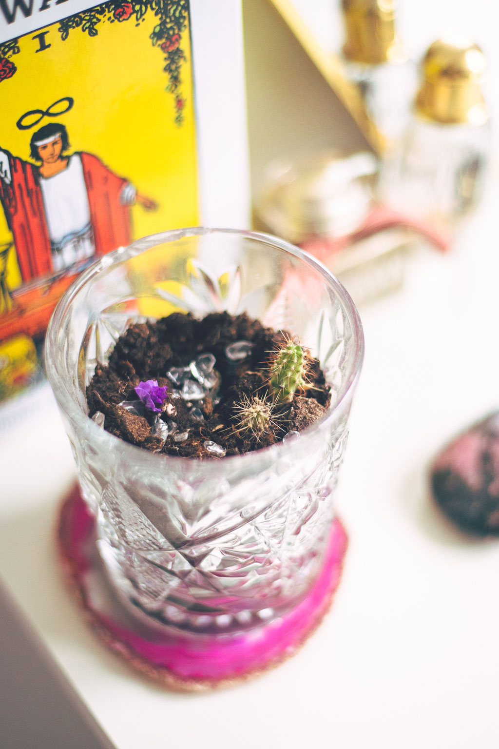 Zen Den of Landa Penders - inspiration for meditation routines in the morning - crystals, candles, perfumes, abundance, love, tarot