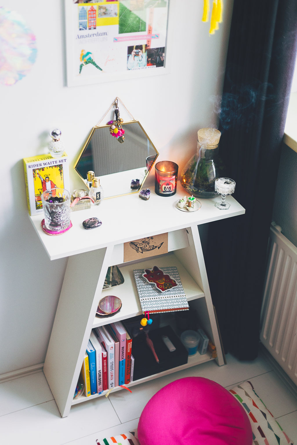 Zen Den of Landa Penders - inspiration for meditation routines in the morning - crystals, candles, perfumes, abundance, love, tarot