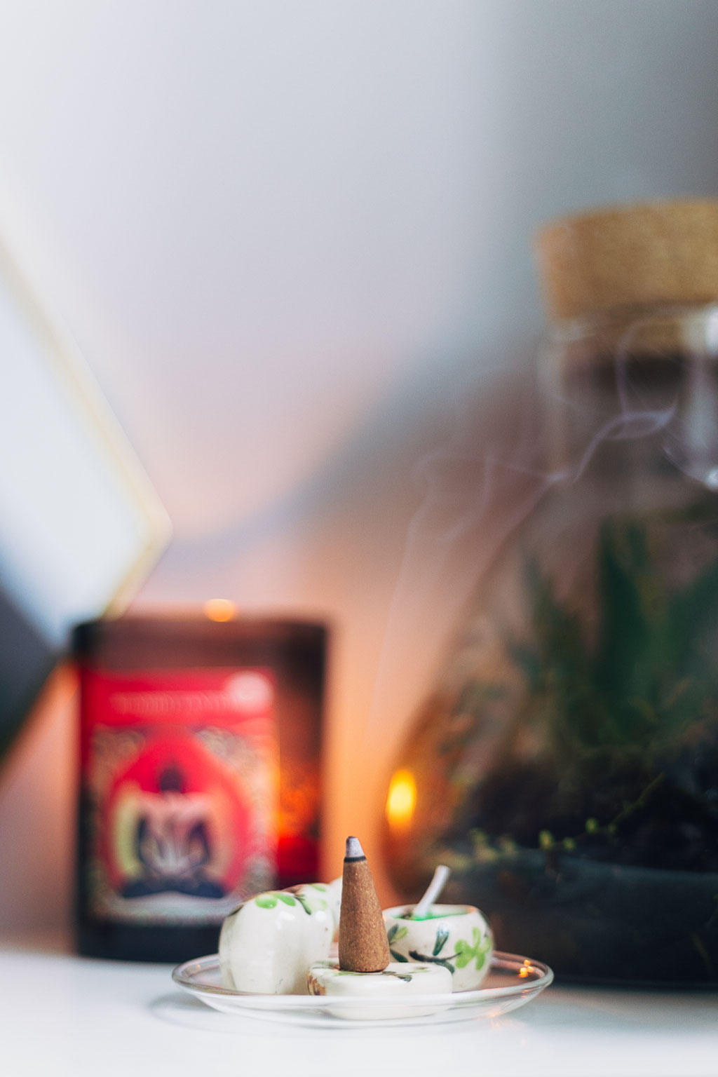 Zen Den of Landa Penders - inspiration for meditation routines in the morning - crystals, candles, perfumes, abundance, love, tarot