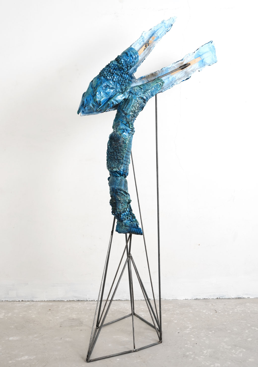  Formaunica Beidaihe Series #8924, 2024, Gypsum, acrylic colours, wood, jute, iron, 185x90x53cm