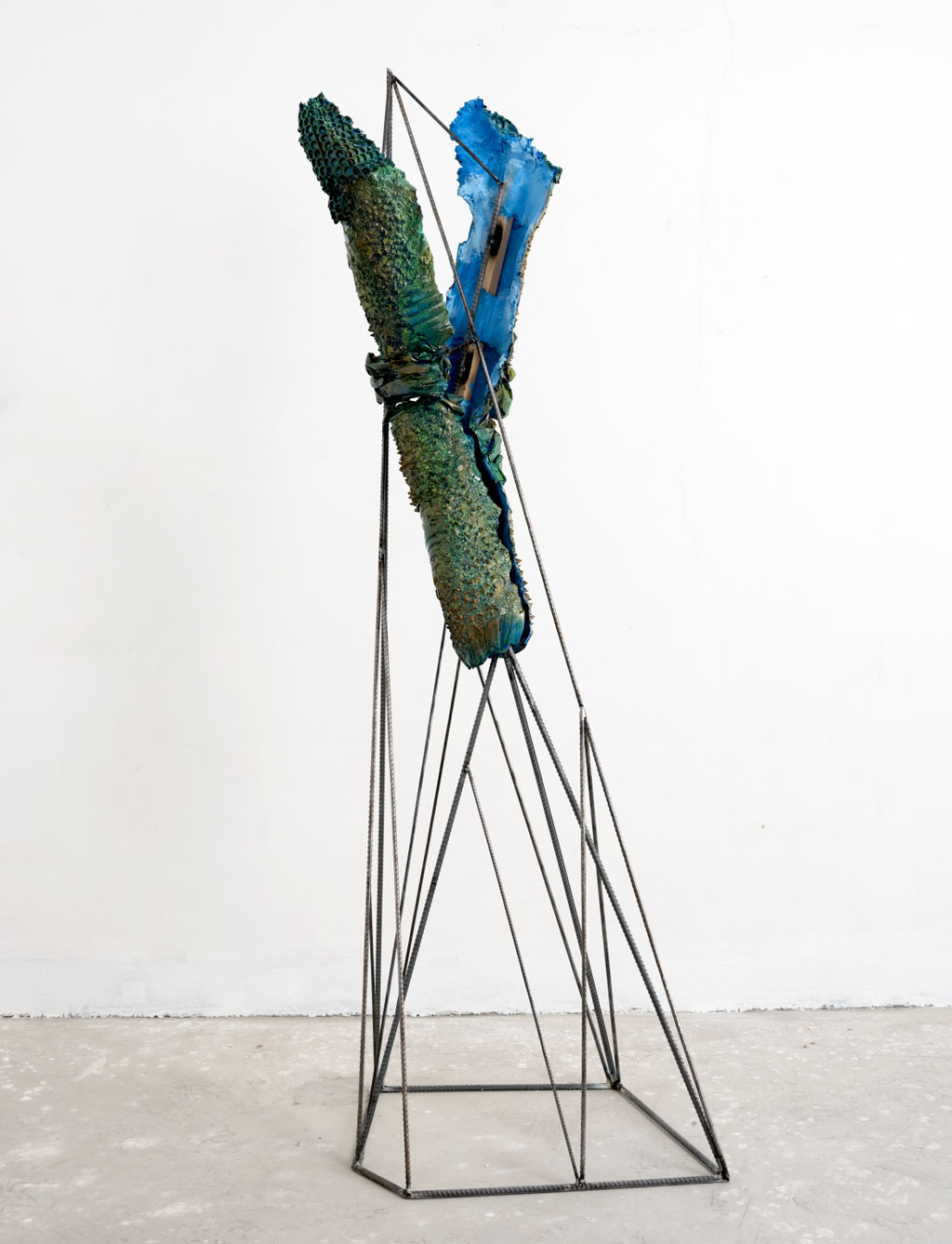 20924 Formaunica Beidaihe Series, 2024, Gypsum, acrylic colours, wood, jute, iron, 175x70x56cm