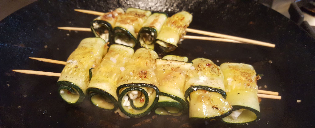 zucciniröllchen in der pfanne braten