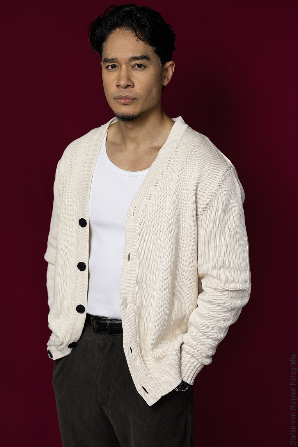 Stefan van Ruijven Fotografie heeft Robert vastgelegd in de studio in Leiden. Een crèmekleurige outfit, zittend op een stoel met zijn arm leunend. De studio is gevestigd in het centrum van Leiden en is voor modellen en acteurs om portfolio te laten maken