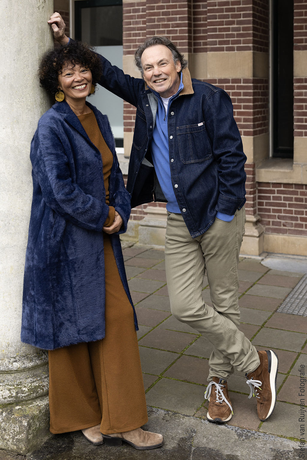 Walter en Yolanda voor het landhuis buiten op landgoed Duinlust tijdens de Fotoshoot Dag die heeft plaatsgevonden op vrijdag 27 februari 2026. Nieuwe fotoshoot Dag, ongeveer 2 keer per jaar op steeds andere locaties