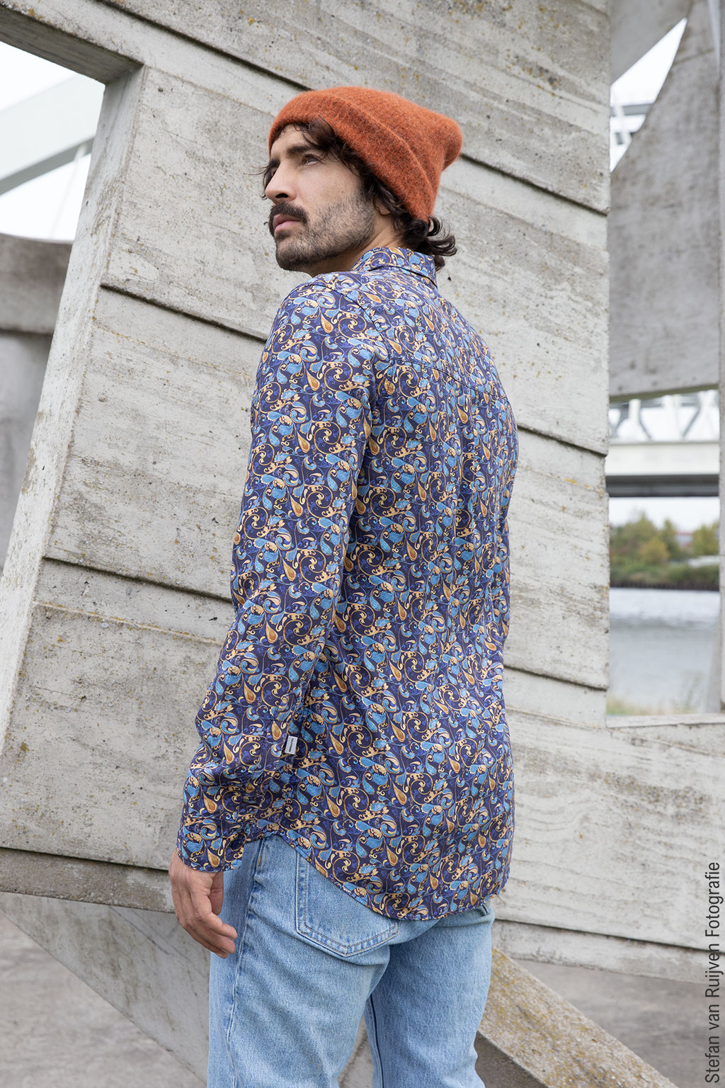 Fotoshoot met model Yunus voor OUTRGS Men's Fashion, een heren kledingmerk uit Nederland. Op de foto het Alhambra Shirt met een kleurrijke paisley motief. Foto's voor de collectie van OUTRGS Men's Fashion zijn gemaakt door Stefan van Ruijven Fotografie