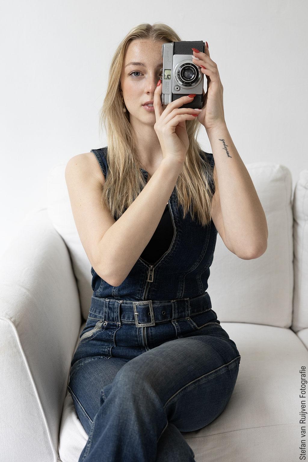 Daisy gefotografeerd tijdens de Fotoshoot Dag op vrijdag 27 februari 2026 in Studio Duinlust. Ze kan met deze foto's zichzelf gaan inschrijven als acteur en model bij de Modellen- en Castingbureaus