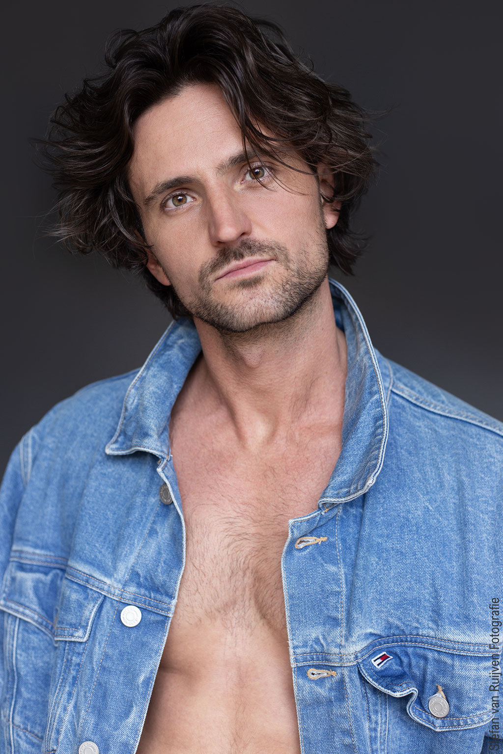 Bas, Model, The Portfolio Studio, Fotograaf in Leiden, Fotostudio in Leiden, Portfolio shoot in Leiden, Model, Mannelijk model, Malemodel, Shoot, Fotoshoot, Photoshoot, Denim, outfit, fit, body, Stefan van Ruijven Fotografie