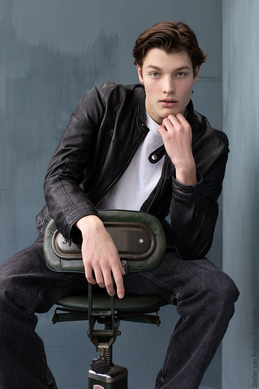 Model gefotografeerd tijdens de Fotoshoot Dag, zittend op een stoel met wit t-shirt en leren jas. Henne heeft zich kunnen inschrijven bij modellenbureau New Generation Models. Alle foto's zijn gemaakt door Stefan van Ruijven Fotografie