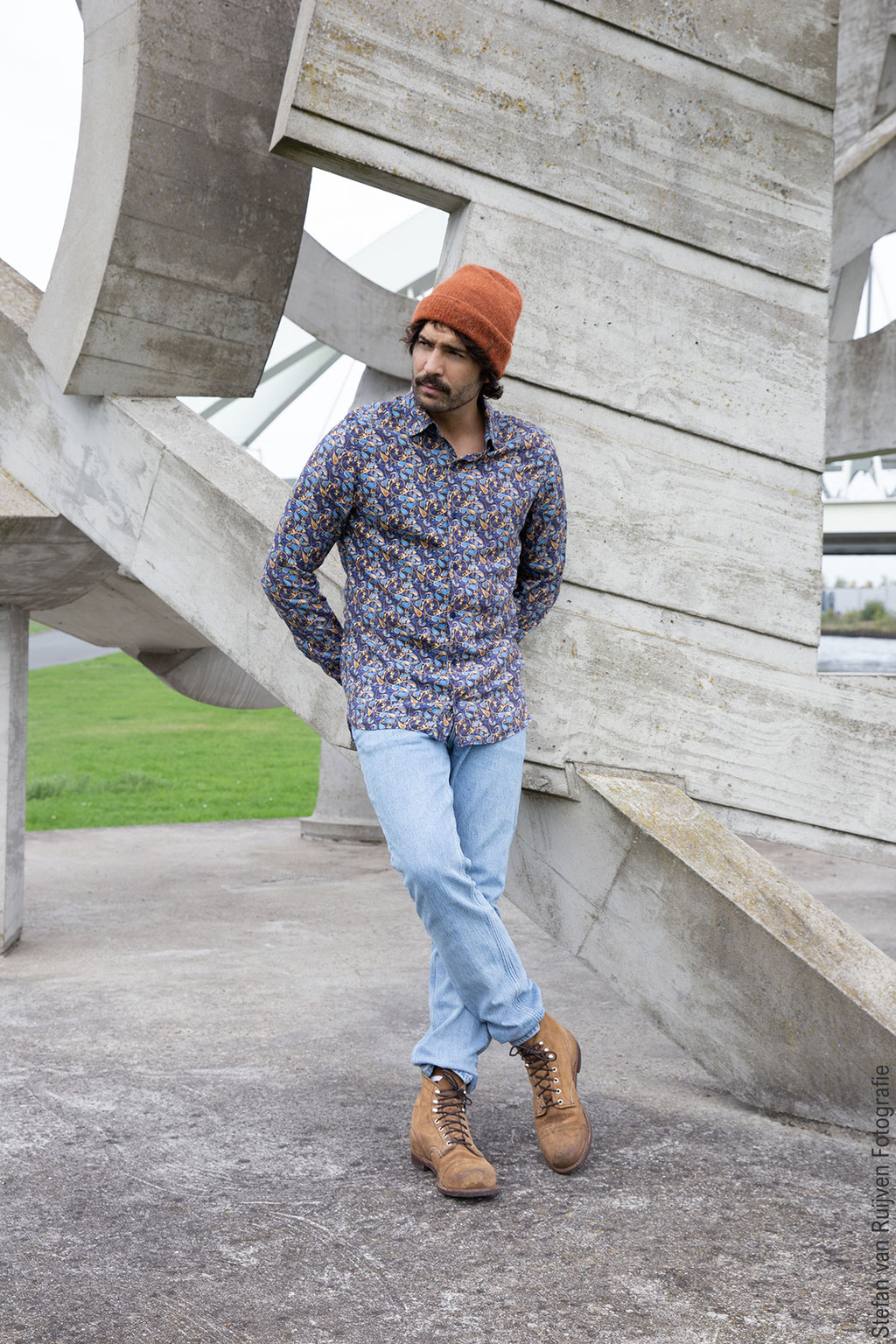Fotoshoot met model Yunus voor OUTRGS Men's Fashion, een heren kledingmerk uit Nederland. Op de foto het Alhambra Shirt met een kleurrijke paisley motief. Foto's voor de collectie van OUTRGS Men's Fashion zijn gemaakt door Stefan van Ruijven Fotografie