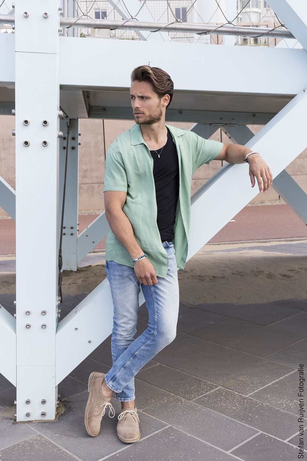 Tobias, Op de boulevard, model worden, inschrijven modellenbureau, inschrijven castingbureau, Shoot, Fotoshoot, Stefan van Ruijven Fotografie, Model worden, Castingportfolio, Modelportfolio, Fotoshoot in Scheveningen, Fotograaf in Scheveningen, Fotograaf