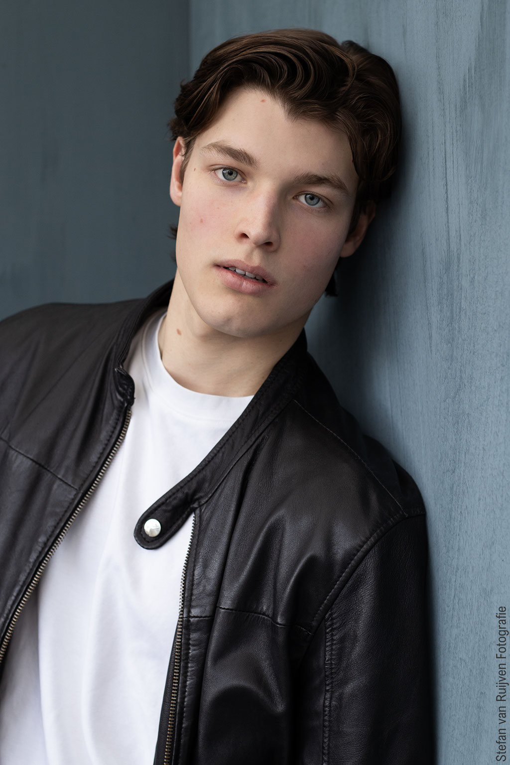 Model gefotografeerd tijdens de Fotoshoot Dag, zittend op een stoel met wit t-shirt en leren jas. Henne heeft zich kunnen inschrijven bij modellenbureau New Generation Models. Alle foto's zijn gemaakt door Stefan van Ruijven Fotografie 
