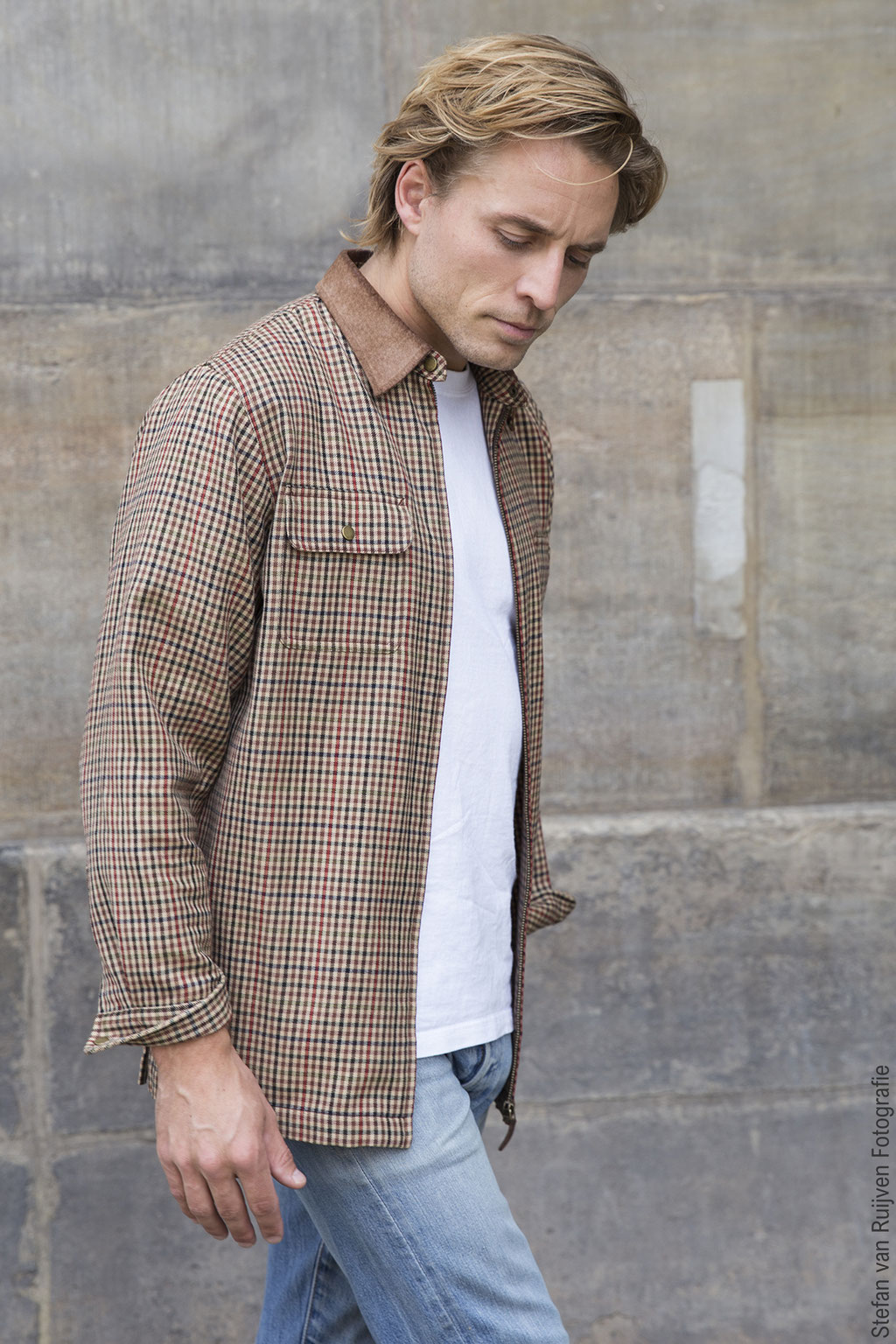 Jeroen tijdens een portfolio update voor EVD Agency. We hebben een shoot gedaan in het centrum van Amsterdam. Hij draagt hier een jeans, wit shirt en een ruitjes overshirt. Foto's gemaakt door Stefan van Ruijven bij de Dam in Amsterdam