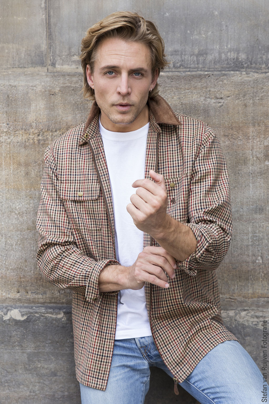 Jeroen tijdens een portfolio update voor EVD Agency. We hebben een shoot gedaan in het centrum van Amsterdam. Hij draagt hier een jeans, wit shirt en een ruitjes overshirt. Foto's gemaakt door Stefan van Ruijven bij de Dam in Amsterdam