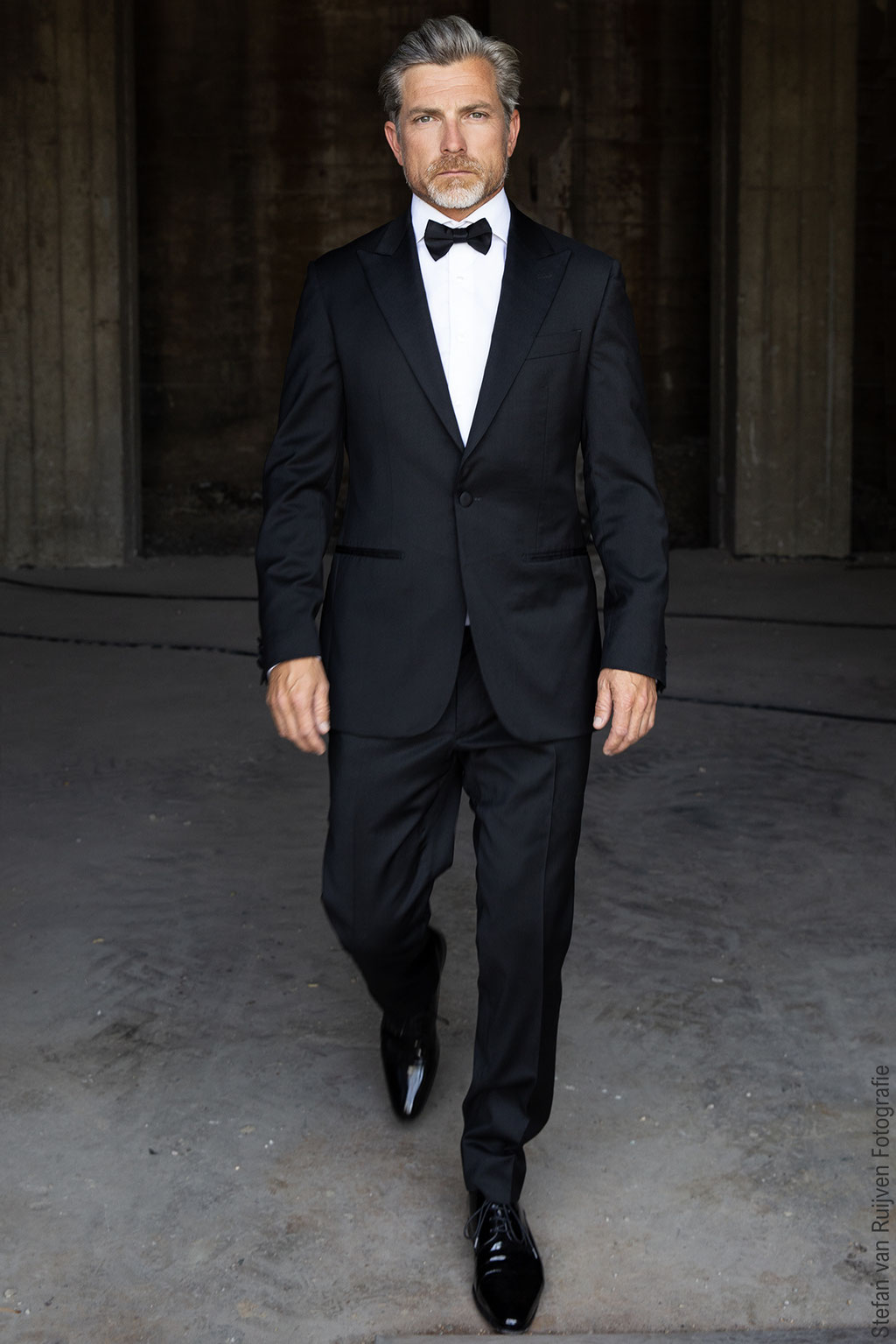 Bas, Gentleman, Suit, Pak, Model in smoking, outfit, mannelijke model, Acteur, Model, Malemodel, Acteren, Actor, Stefan van Ruijven Fotografie, Fotoshoot op de NDSM Werf, NDSM Werf, Amsterdam, Stefan van Ruijven Fotografie, Modellenbureau, Castingbureau