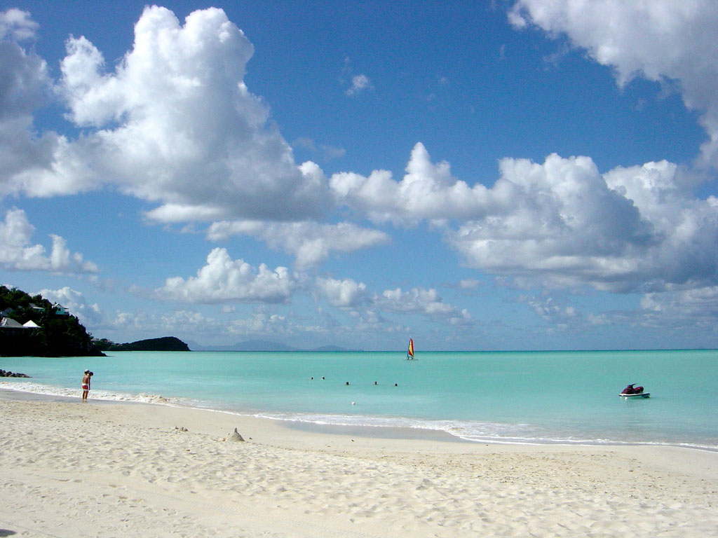 Wunderschöne Sandbeach beim Jolly Beach Resort