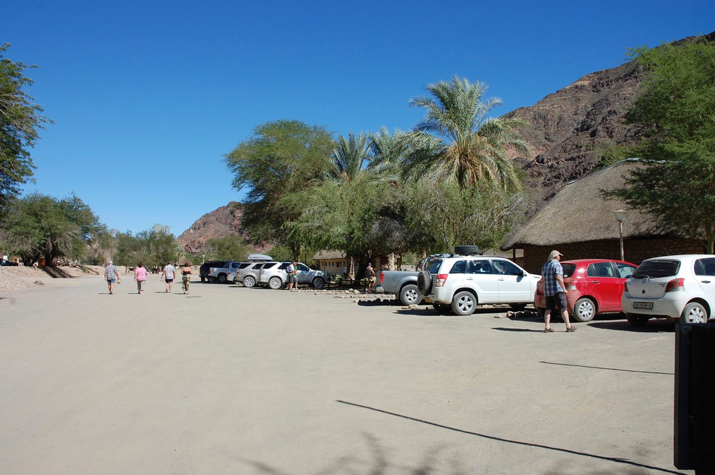 Hotel, Camping und diverse Thermal Bäder sind vorhanden. Hier lässt es sich ohne weiteres 2 - 3 Tage verbringen.