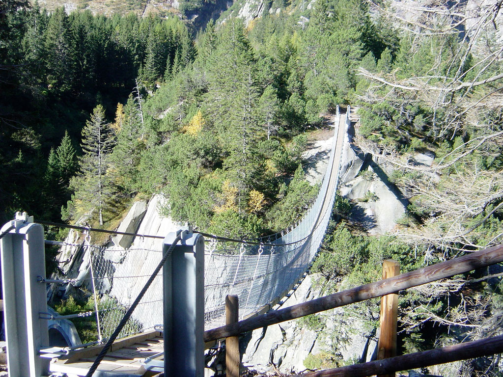 Hängebrücke zur Talstation der Gelmerbahn
