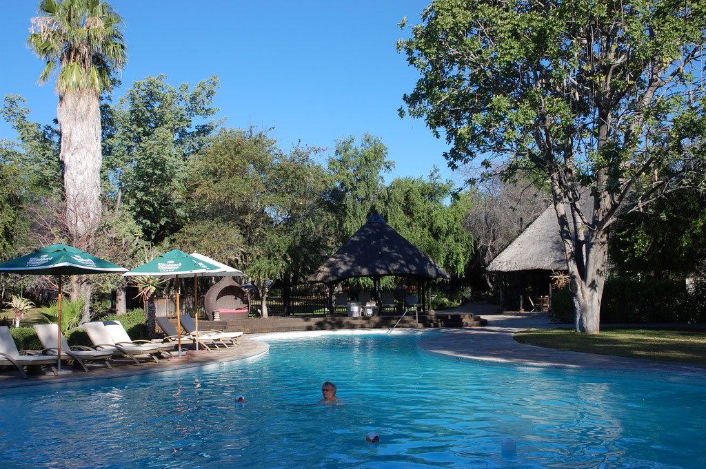 Ein grosser Pool mit Liegeflächen ect.