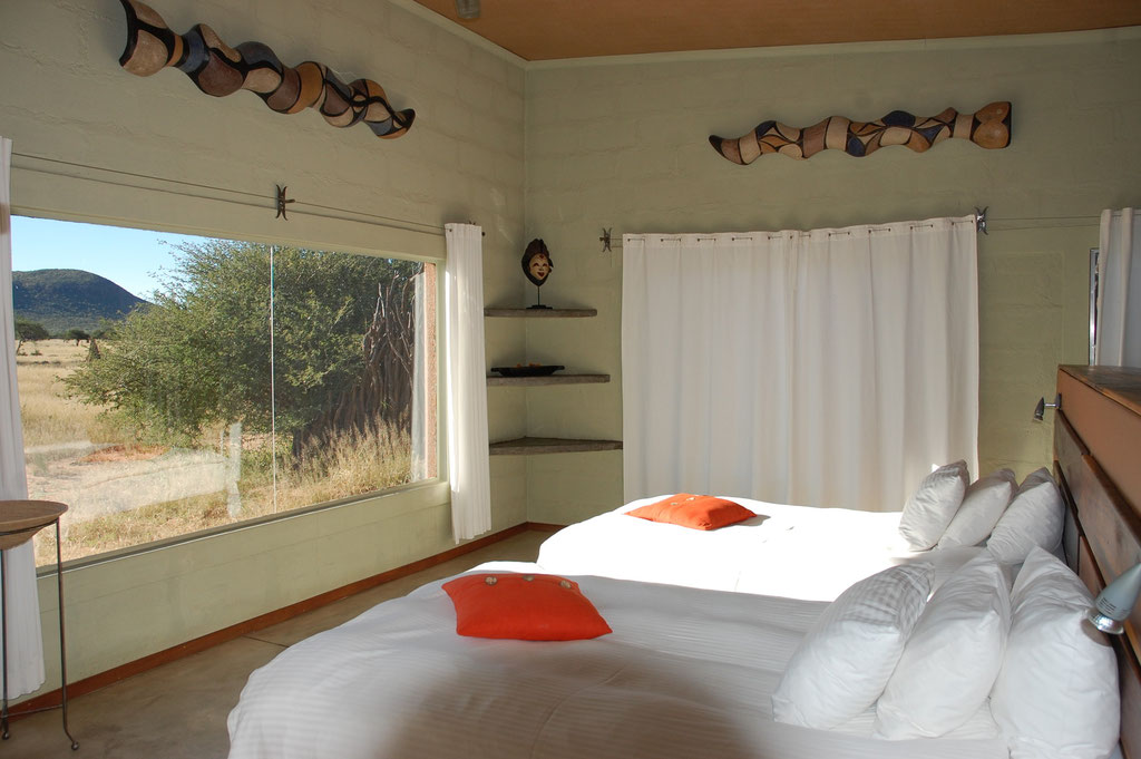 Viel Platz und sehr sauber sind die Bungalows in der Okonjima Lodge