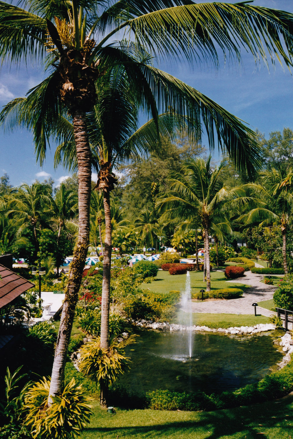 WIR BLEIBEN IM PEARL VILLAGE ZWEI NÄCHTE BEVOR WIR WEITERREISEN NACH PHI PHI DON ISLAND