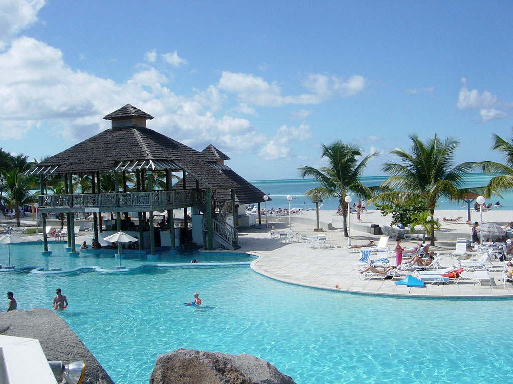 Grosse Pool Anlage des Jolly Beach Resort