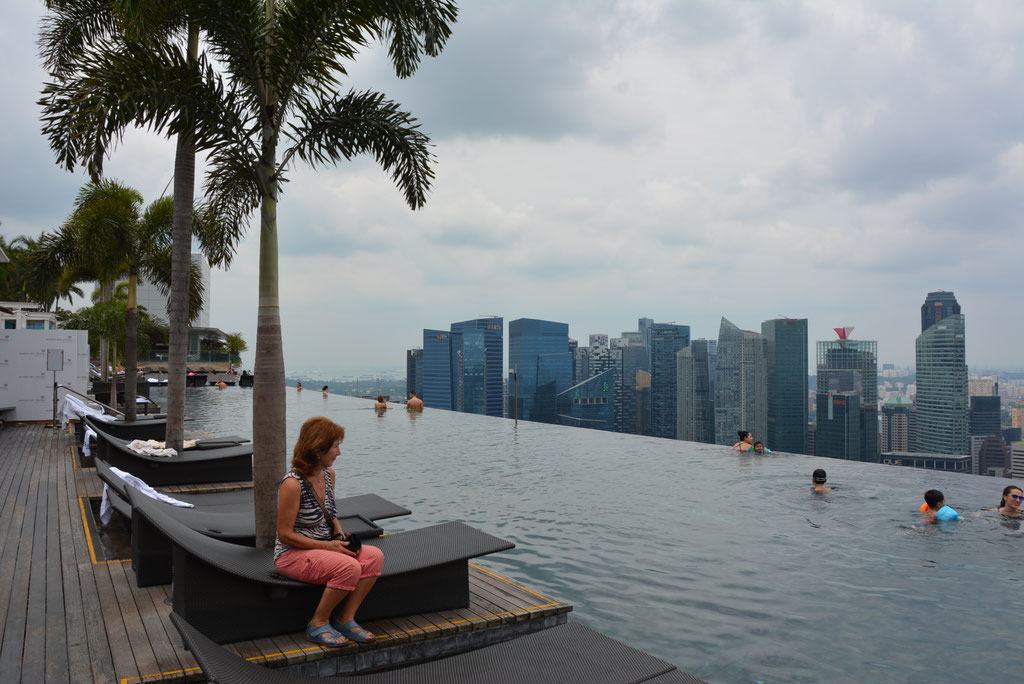 INFINITY POOL AUF DEM 57. STOCKWERK