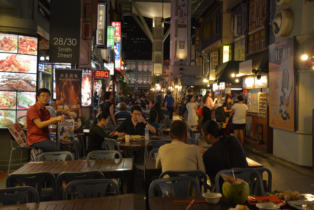 BESUCH IN EINEM DER VIELEN HAWKER CENTER, HIER IN DER FOOD STREET IN CHINATOWN