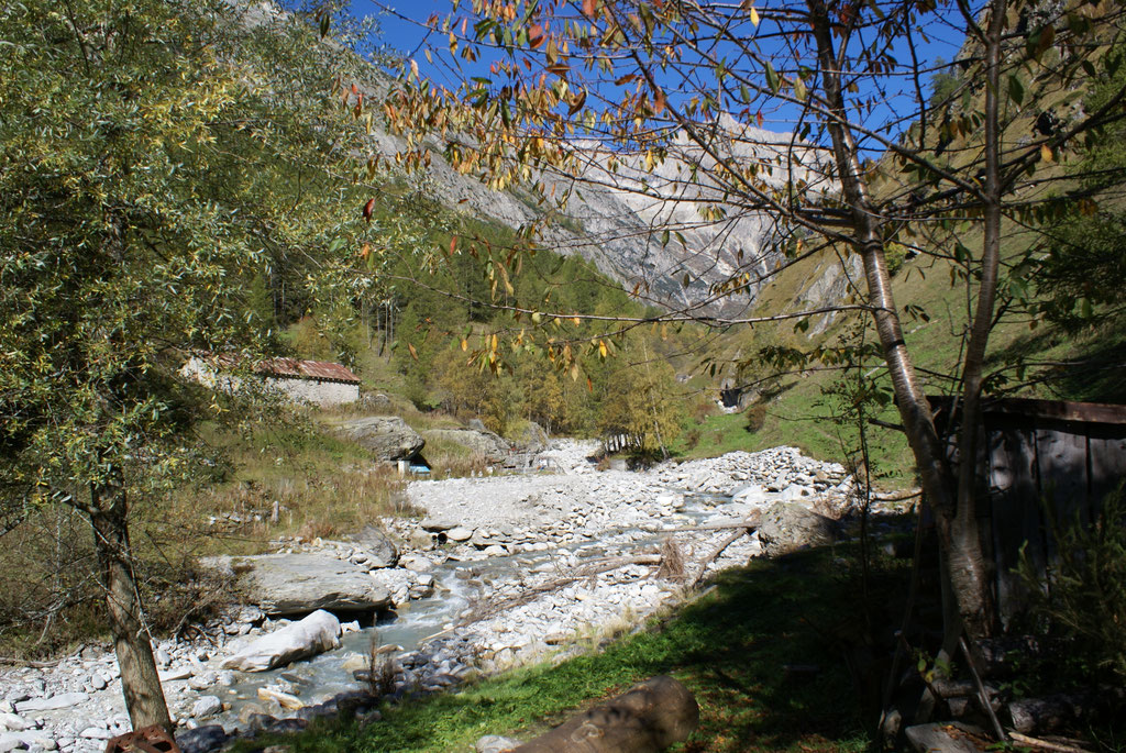 IM HINTERGRUND DIE WASSERFASSUNG DER SUONEN GORPERI UND NIWÄRCH