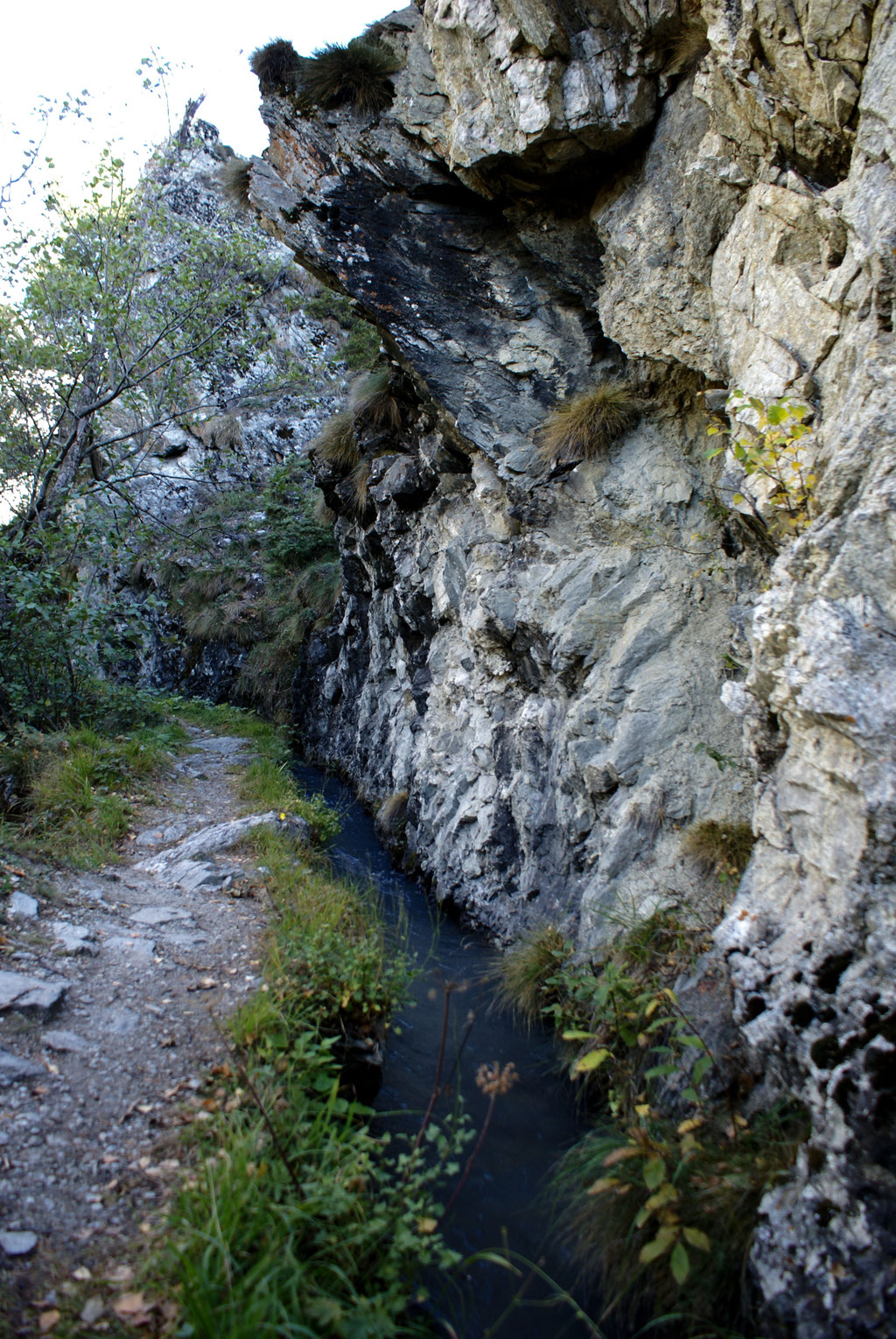 SCHÖNER WANDERWEG DER GORPERI SUONE ENTLANG