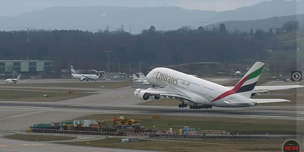 A 380-800 START IN ZÜRICH, AFNAHME VON DER WEB CAM FLUGHAFEN ZÜRICH