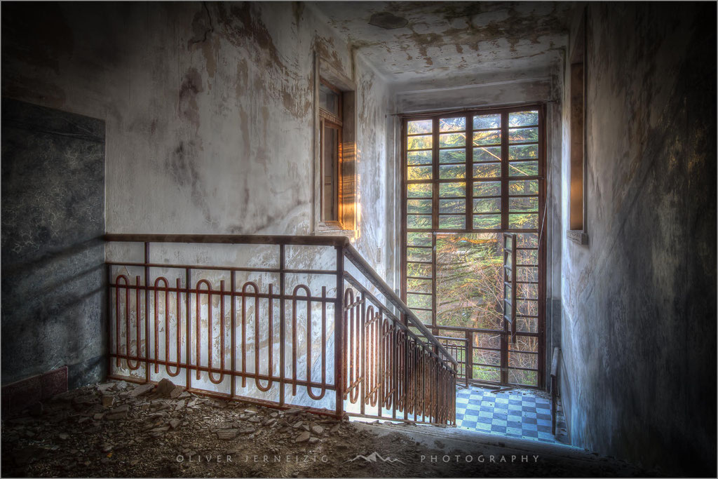 Ein Lost Place der besonderen Art: Der verfallene und vergessene Krankenhaus "Preventorium Rocco" in Italien, Italy - © Oliver Jerneizig