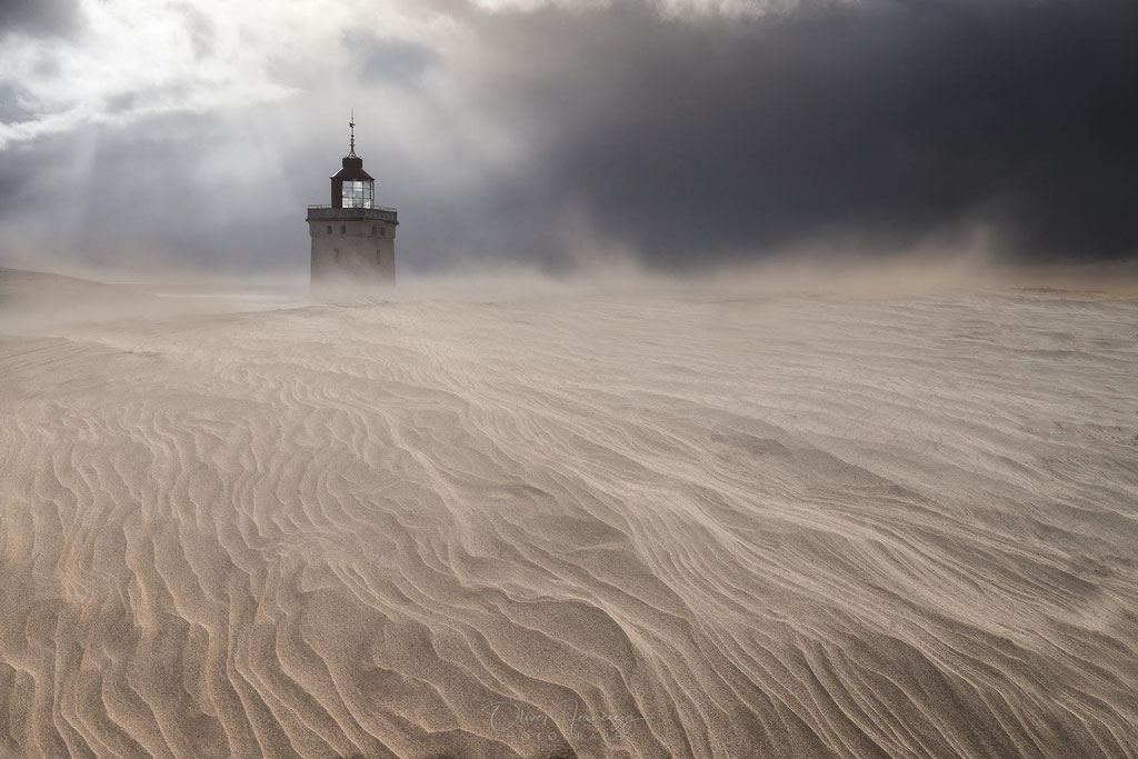 Der Rubjerg Knude Leuchtturm im Sturm – ein dramatischer Anblick, bei dem die Naturgewalten und die raue Schönheit der Küste aufeinandertreffen