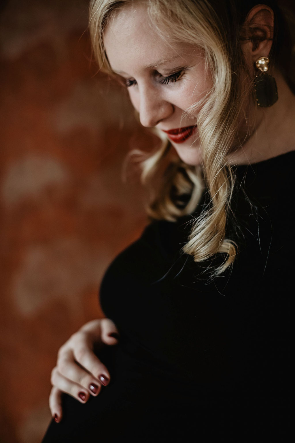 Fotografin Madalina Schneider in Annaberg-Buchholz im Erzgebirge Schwangerschaftsfotografie Porträt einer werdenden Mama