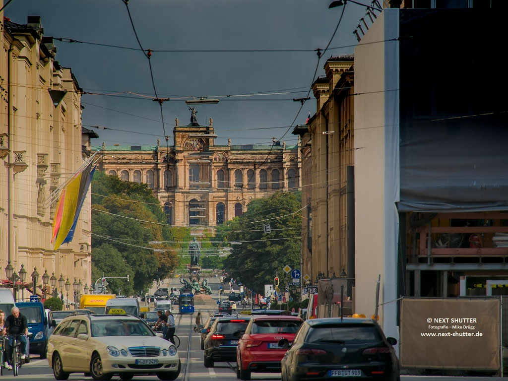 Theatinerstrasse, im Hintergrund der Bayerische Landtag, das Maximilianeum