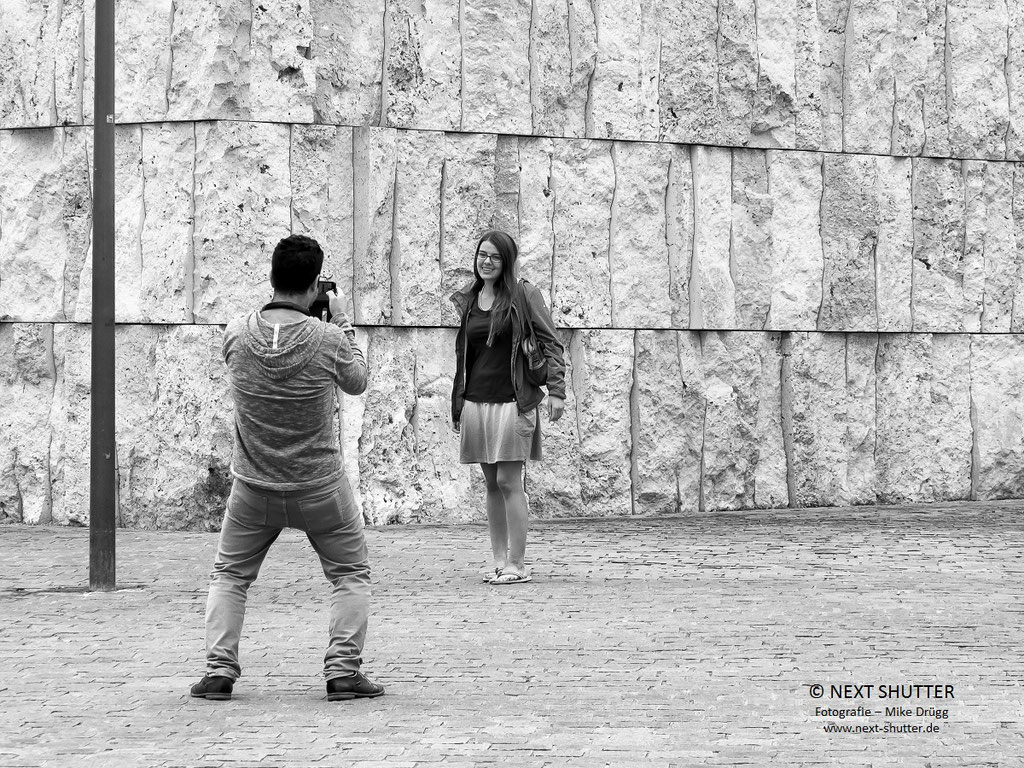 Erinnerungsfoto vor der Synagoge