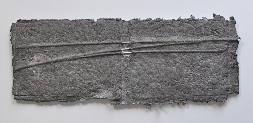 ohne Titel | 2014 | 28 x 74 cm | Papier handgeschöpft, PVC, Stahl