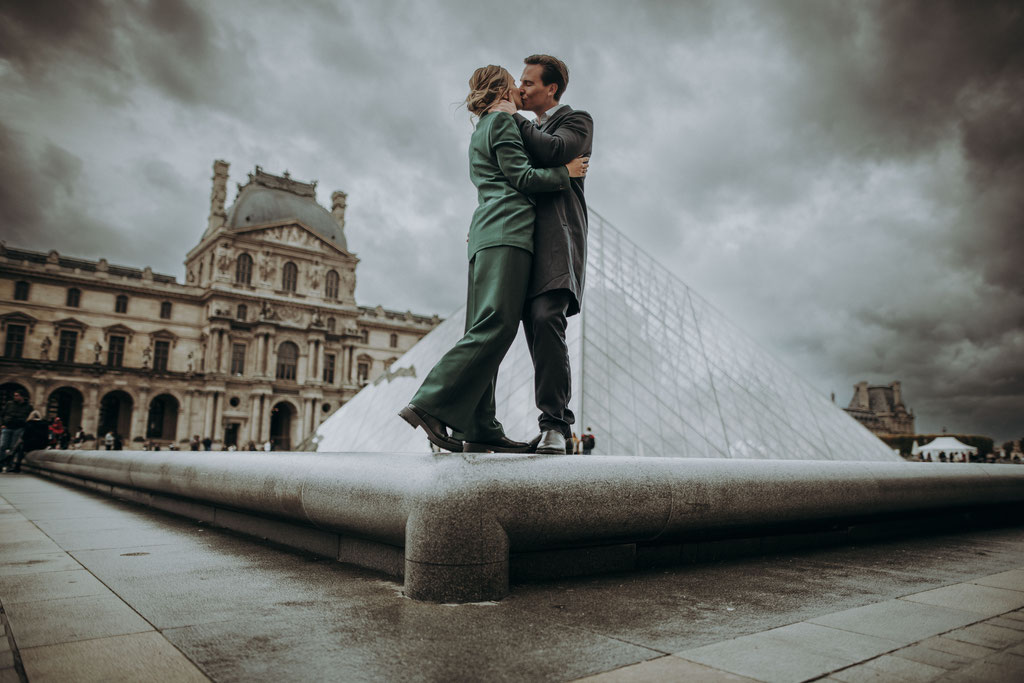 Couple Shoot at the Louvre Paris - Couple photographer . Paar tranzend auf dem Brunnen vor dem Louvre in Paris