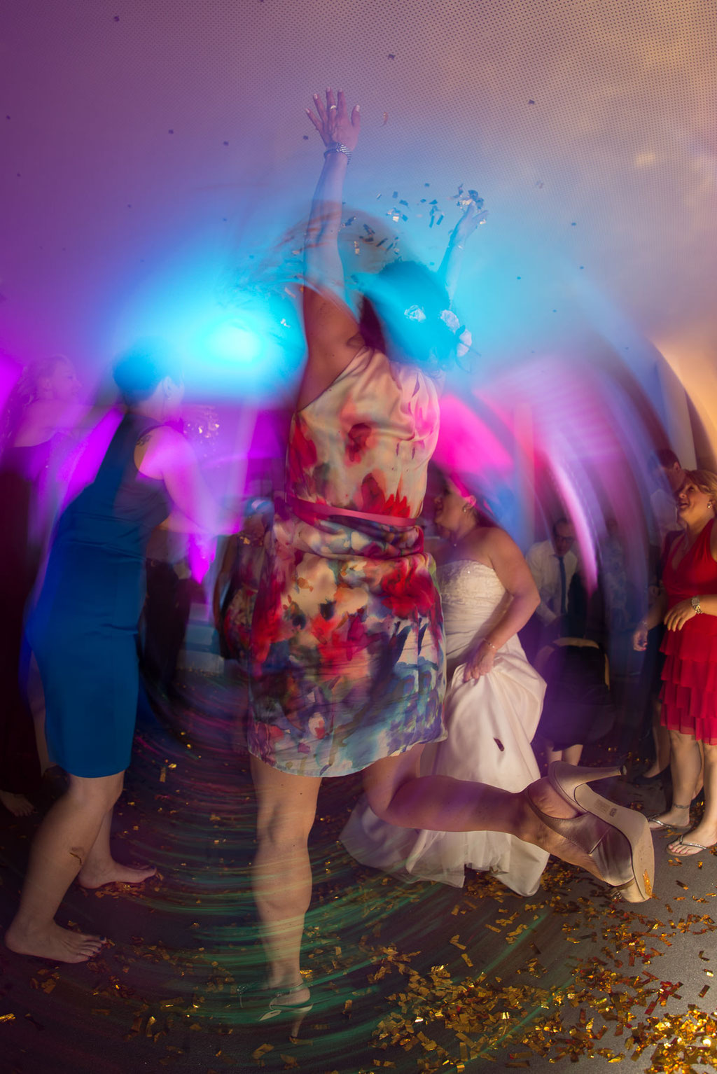 Hochzeitsfotograf Rhein Main - Hochzeitsparty ist in vollem Gang, tanzende Menschen