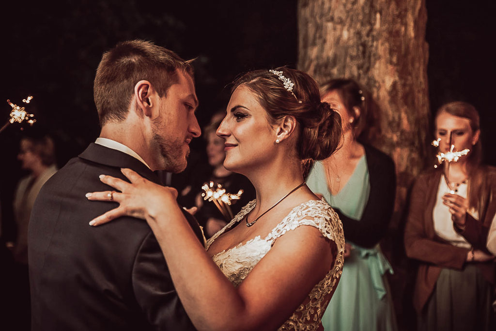 Hochzeitsfotograf Mainz - Brautpaar beim First Dance im Junghof in Undenheim
