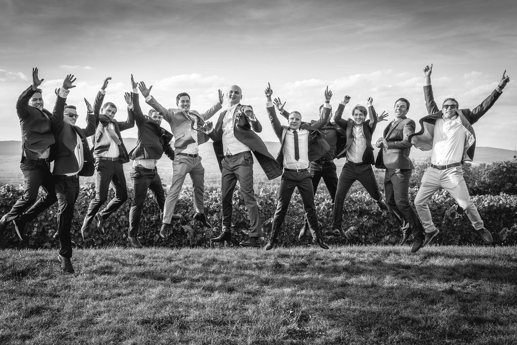 Hochzeitsfotograf Mainz - Der Bräutigam uns seine Freunde springen in die Luft