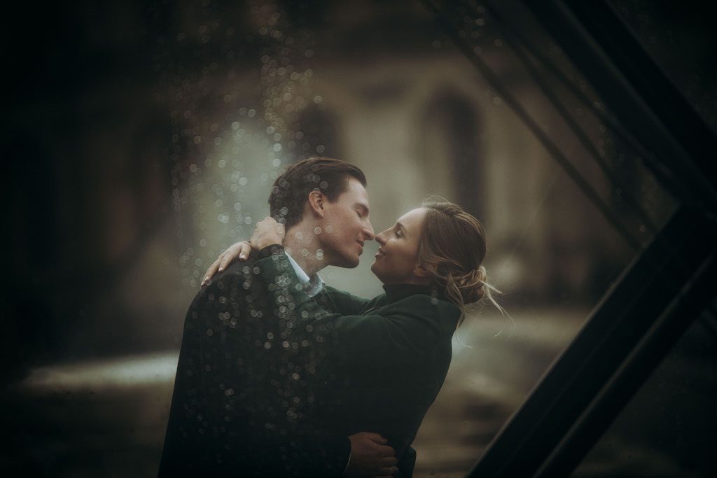 Couple in Paris - Elopement photographer - Paar küsst sich vor dem Louvre in Paris