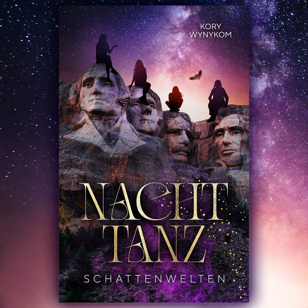 Nachttanz: Schattenwelten - Die vier Frauen aus Kapitel 4 auf dem nächtlichen Mount Rushmore. 