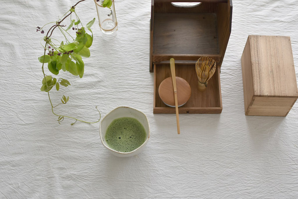 アケビの葉と抹茶の緑のマリアージュ