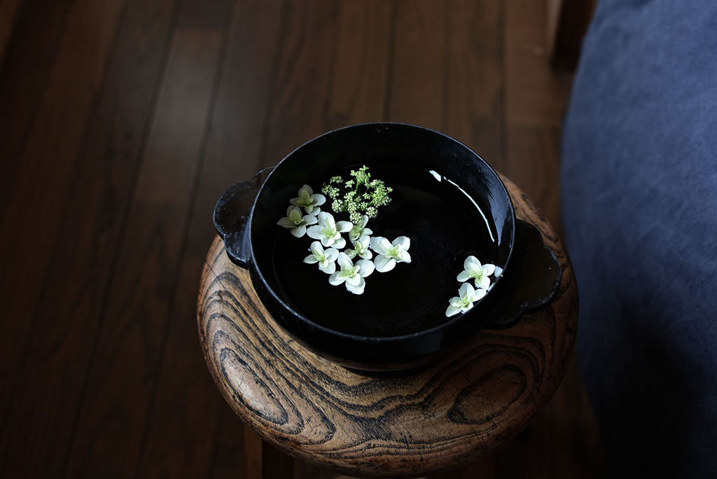 盃洗の紫陽花を浮かべて涼を演出