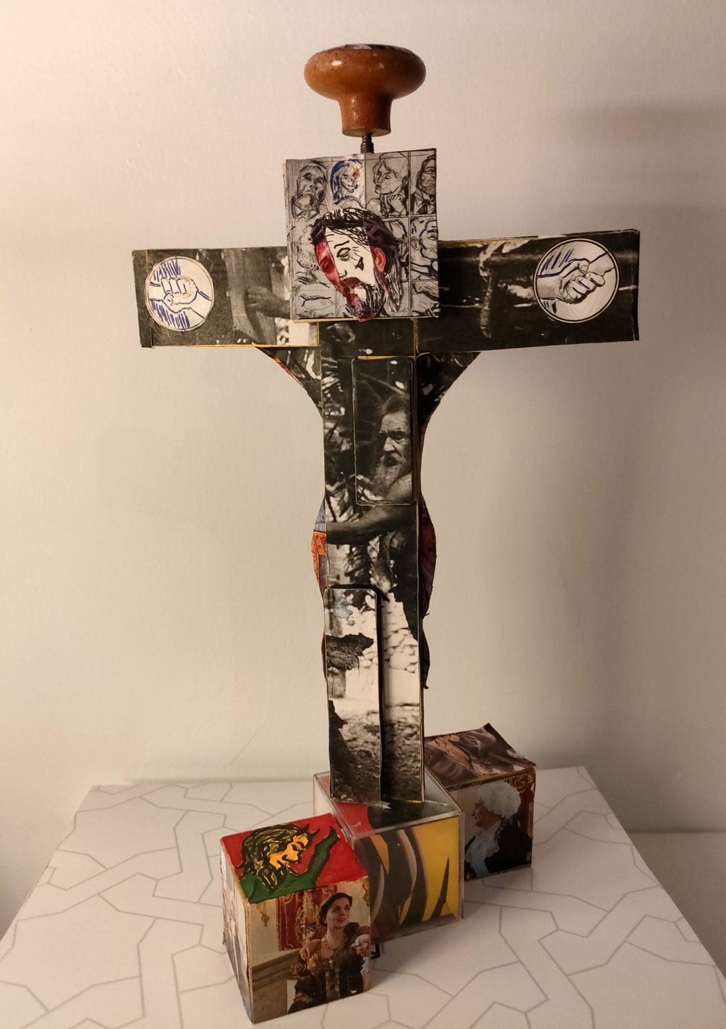 Los hijos del hombre comparten la cruz. 38x21x9